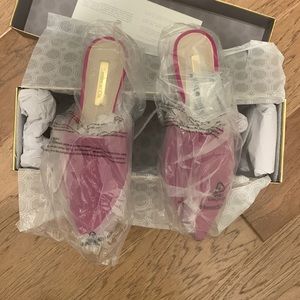 ⭐️NWT Louise Et Cie Electric Pink Satin Mules⭐️Sz 7.5